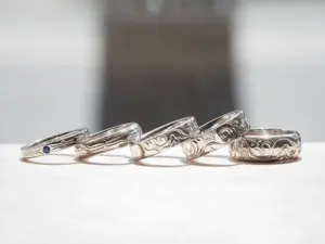 【หัตถศิลป์ดั้งเดิมแห่งฮอกไกโด × ประสบการณ์ทำแหวนด้วยตัวเอง】 ร้านทำแหวนคู่รัก “Kobo Smith Sapporo” เปิดตัวคอร์สใหม่ “สลักลายไอนุ” ในคอร์สทำแหวนคู่รัก มอบประสบการณ์สุดพิเศษเฉพาะที่ฮอกไกโด