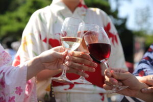 2026年初夏，日本最大葡萄酒節將在可俯瞰上山城（Kaminoyama Castle）的絕景中開幕，值得專程從Hong Kong飛去參加。此外，東京近郊擁有溫泉、美食與自然風光，是日本旅遊的絕佳選擇。